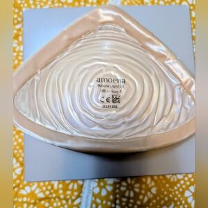 Amoena Natura Light 2S Breast Form Prosthesis Size 7  Style 390